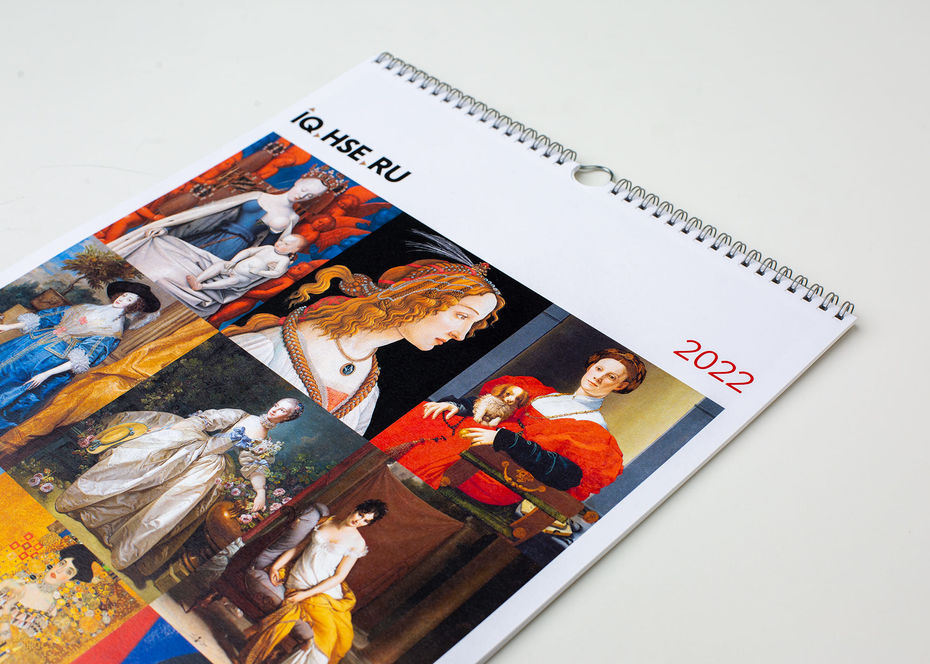 Иллюстрация к новости: Большие перекидные календари 2022 года с историей мировой моды от типографии ВШЭ.