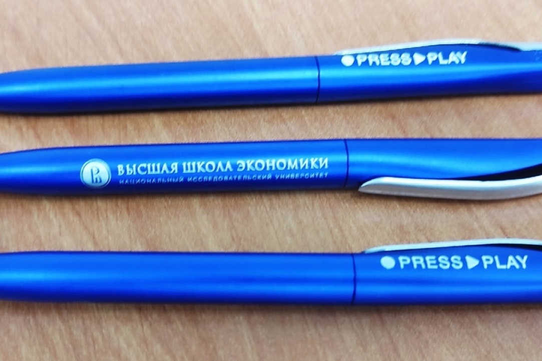 Иллюстрация к новости: Ручки и карандаши с символикой университета, его подразделений или мероприятий